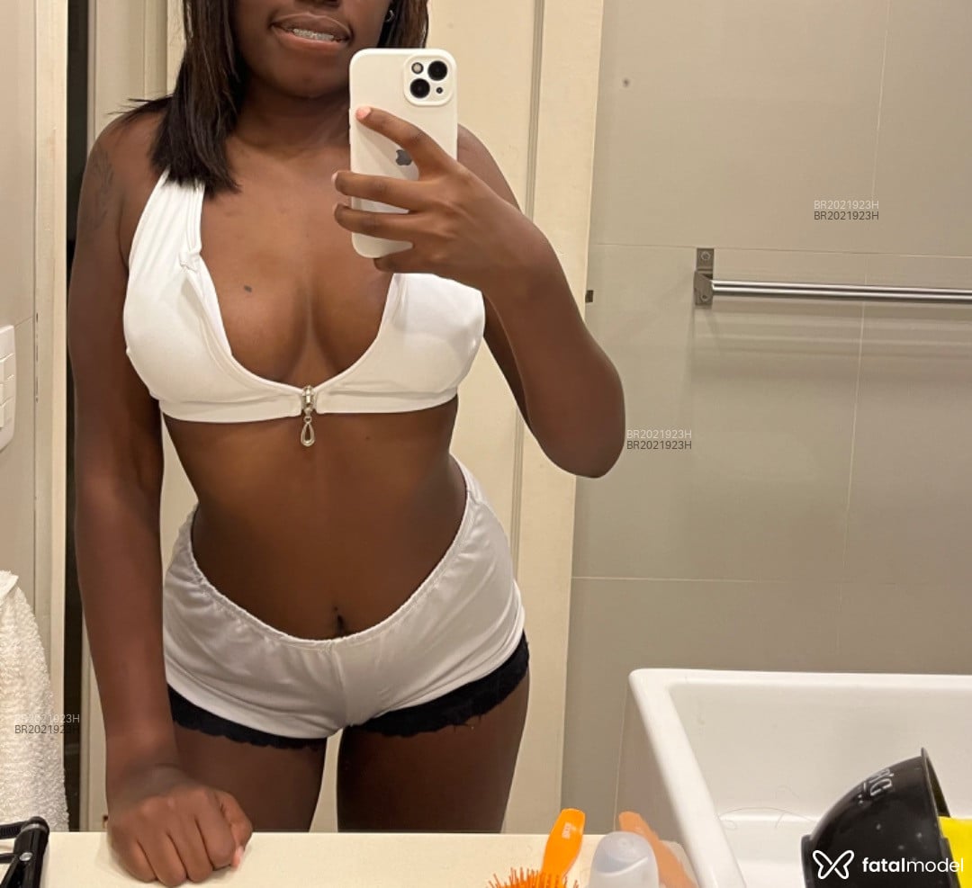 Acompanhante mulher com cabelo castanho de olhos pretos em Aparecida de Goiânia - Nycolle Albuquerqu