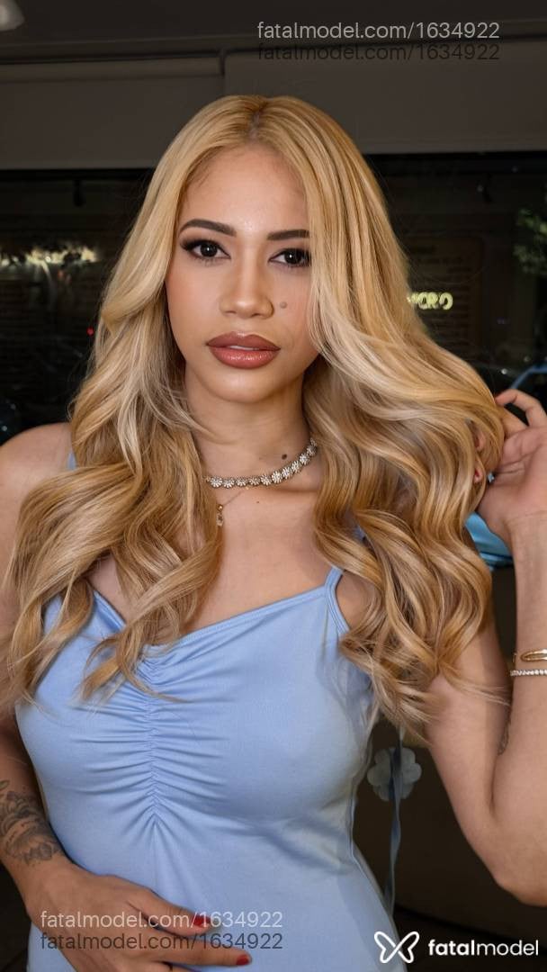 Acompanhante mulher loira (o) de olhos pretos - Heloysa Mendes
