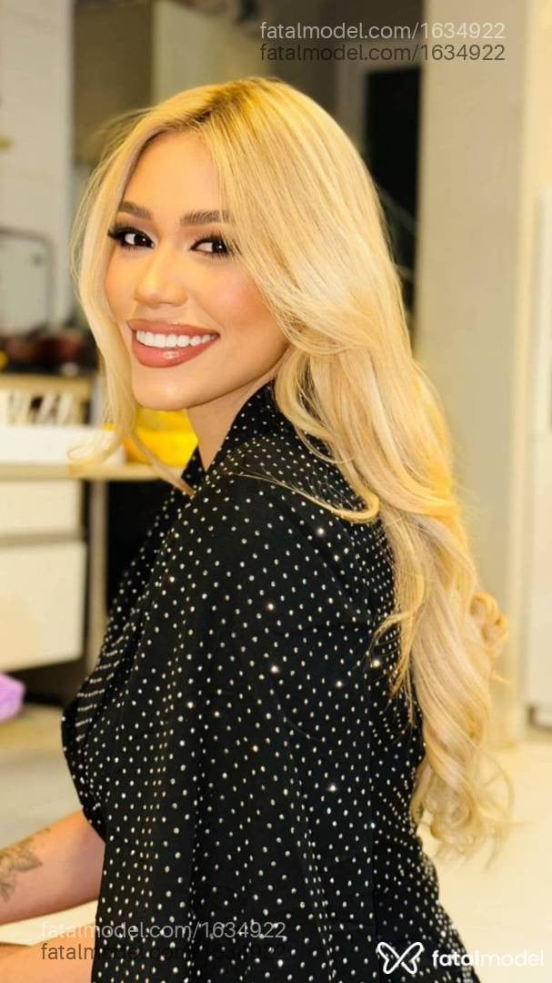 Acompanhante mulher loira (o) de olhos pretos - Heloysa Mendes