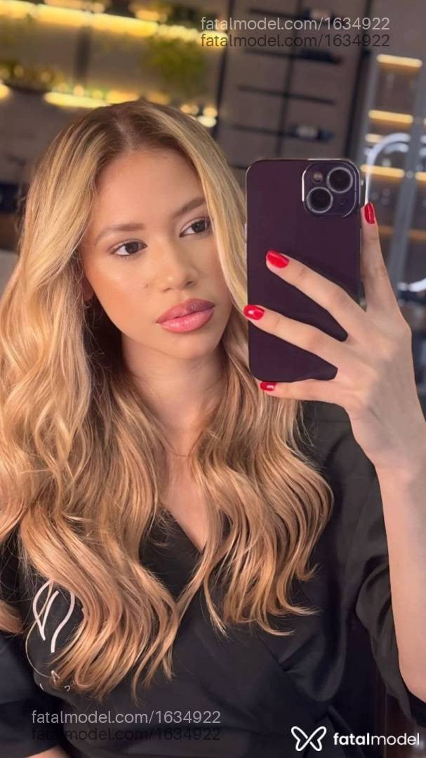 Acompanhante mulher loira (o) de olhos pretos - Heloysa Mendes Acompanhante mulher loira (o) de olhos pretos - Heloysa Mendes