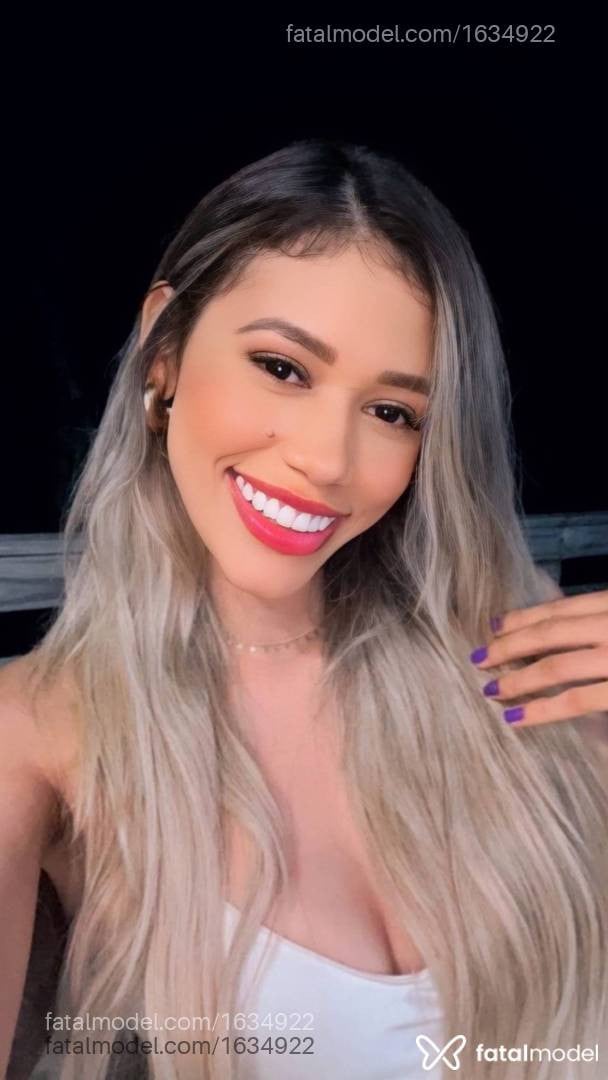Acompanhante mulher loira (o) de olhos pretos - Heloysa Mendes