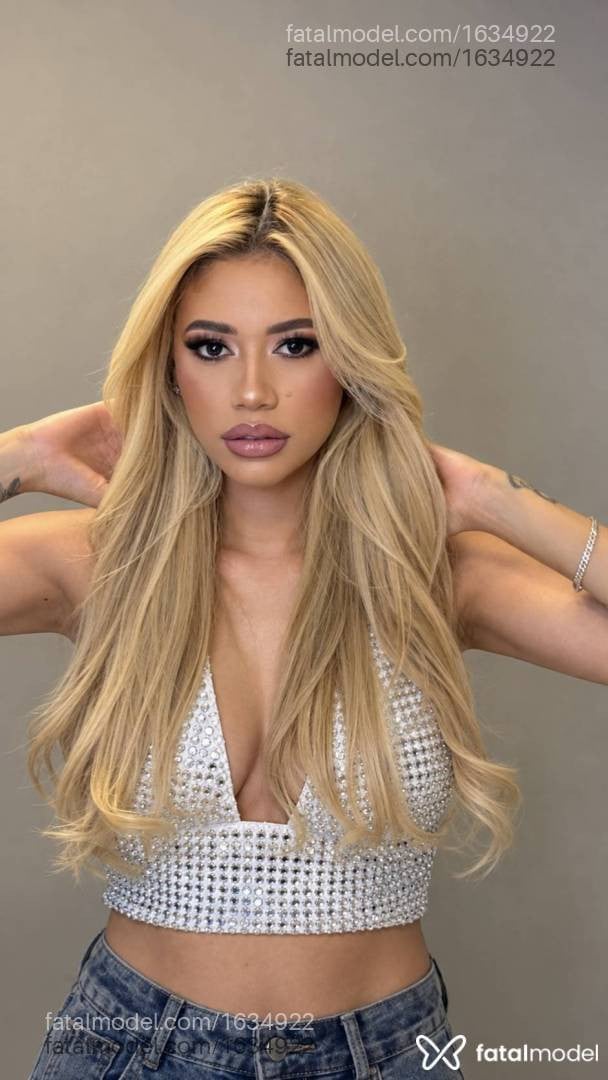 Acompanhante mulher loira (o) de olhos pretos - Heloysa Mendes