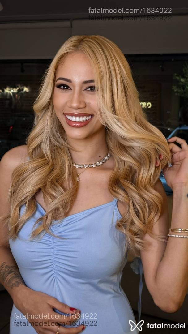 Acompanhante mulher loira (o) de olhos pretos - Heloysa Mendes