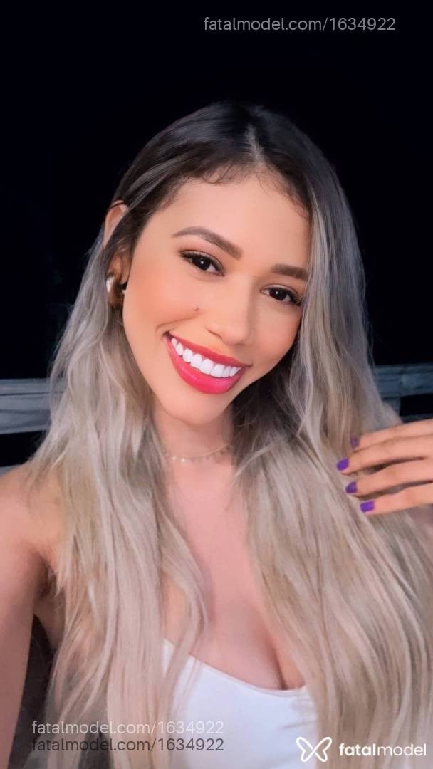 Acompanhante mulher loira (o) de olhos pretos - Heloysa Mendes