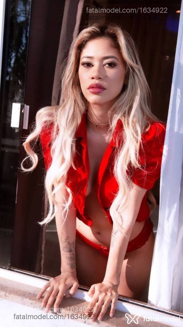 Acompanhante mulher loira (o) de olhos pretos - Heloysa Mendes