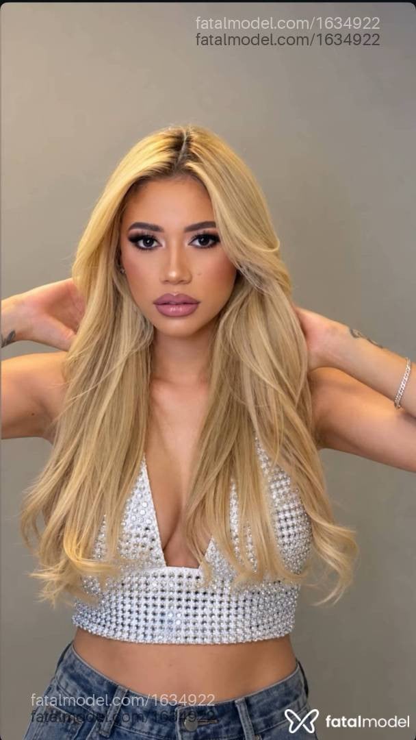 Acompanhante mulher loira (o) de olhos pretos - Heloysa Mendes