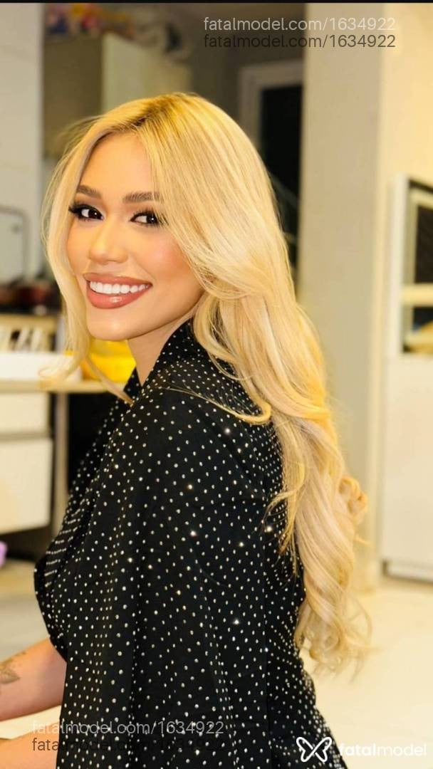 Acompanhante mulher loira (o) de olhos pretos - Heloysa Mendes