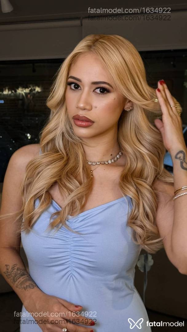 Acompanhante mulher loira (o) de olhos pretos - Heloysa Mendes