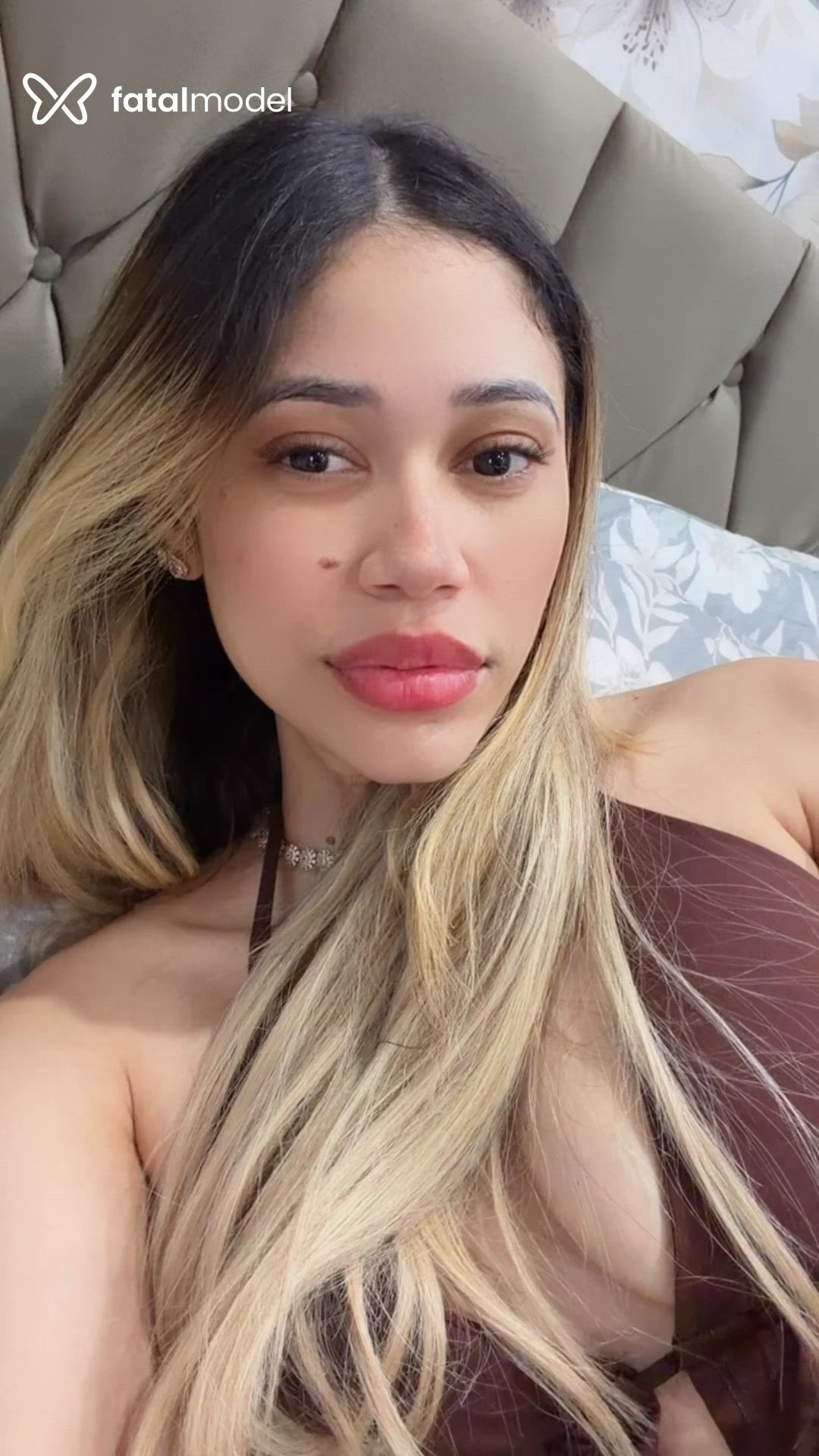 Acompanhante mulher loira (o) de olhos pretos - Heloysa Mendes Acompanhante mulher loira (o) de olhos pretos - Heloysa Mendes