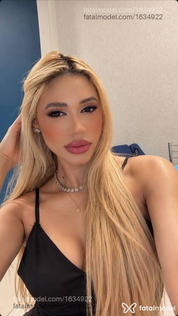 Acompanhante mulher loira (o) de olhos pretos - Heloysa Mendes