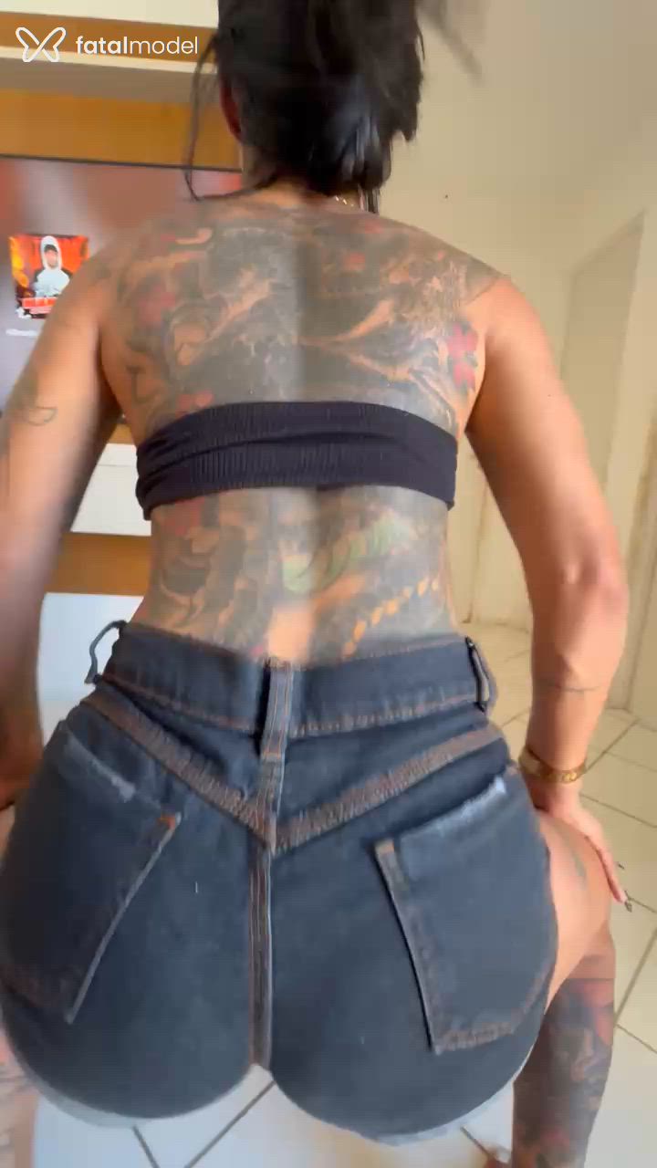 Acompanhante travesti morena (o) de olhos mel em Camaçari - Morena tatuadaaa