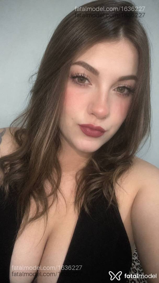 Acompanhante mulher com cabelo castanho de olhos verdes - Sophia