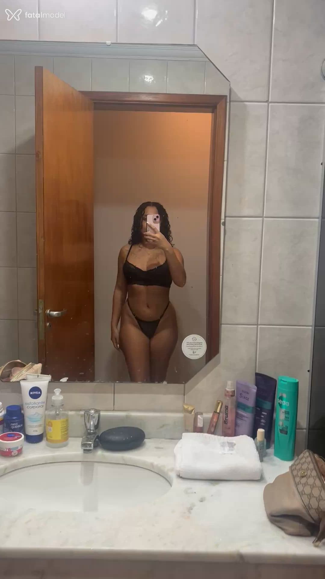Acompanhante mulher com cabelo castanho de olhos mel - Graziele Alcântara