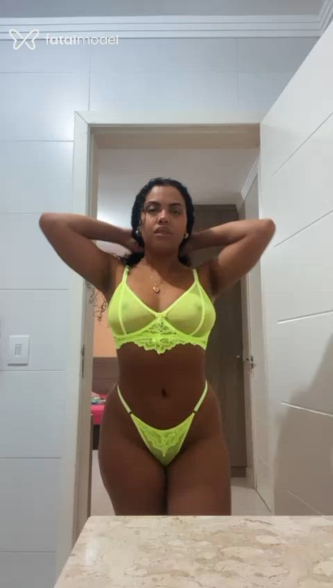 Acompanhante mulher com cabelo castanho de olhos mel - Graziele Alcântara