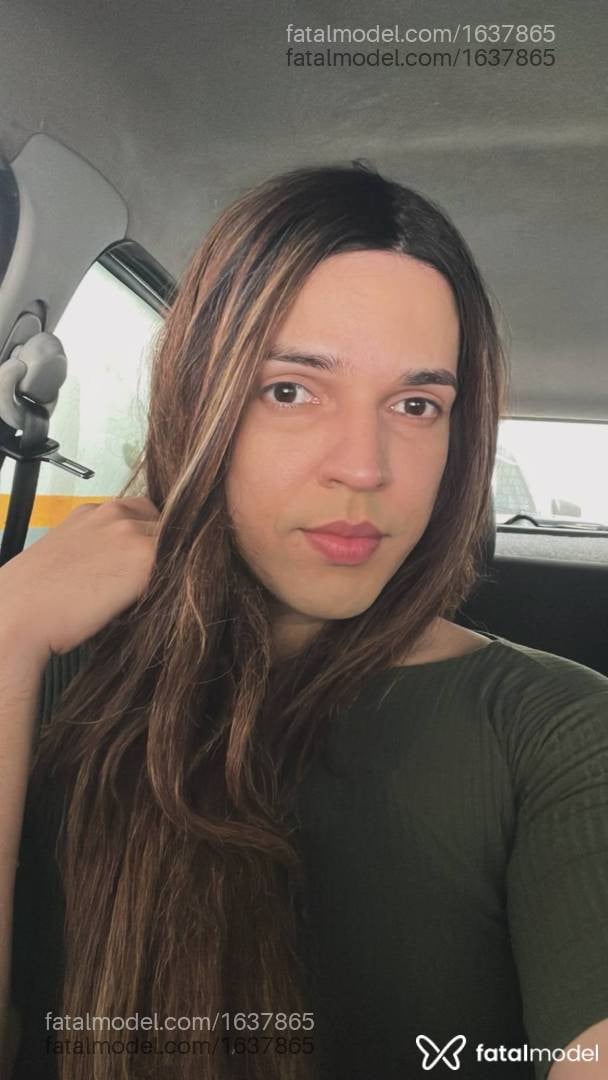 Acompanhante mulher trans com cabelo castanho de olhos castanhos - Larissa Albie