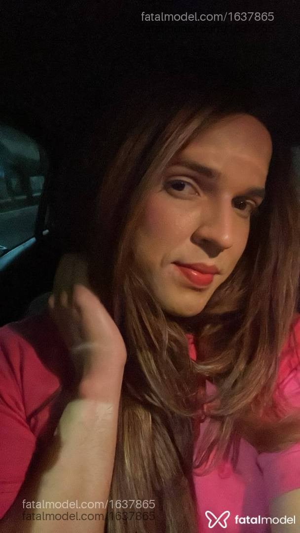 Acompanhante mulher trans com cabelo castanho de olhos castanhos - Larissa Albie