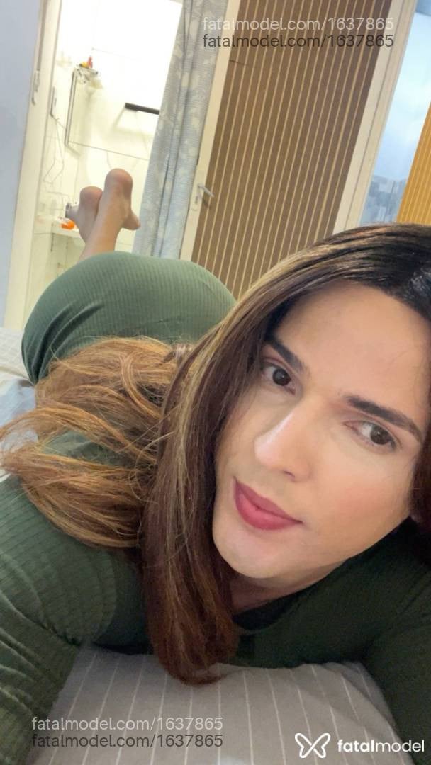 Acompanhante mulher trans com cabelo castanho de olhos castanhos - Larissa Albie