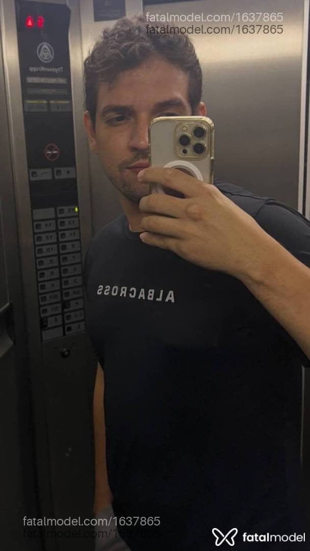 Acompanhante homem com cabelo castanho de olhos castanhos em Belo Horizonte Acompanhante homem com cabelo castanho de olhos castanhos em Belo Horizonte - Diego Vrsátil
