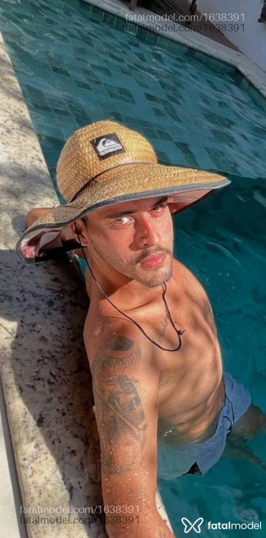 Acompanhante homem com cabelo castanho de olhos verdes - Vitor Miller