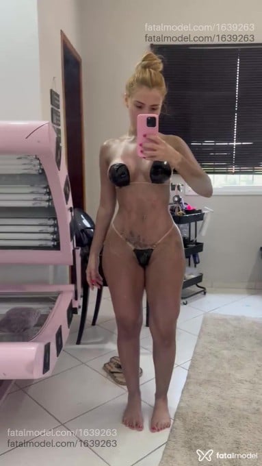 Acompanhante mulher loira (o) de olhos castanhos em Virtual - LAINE