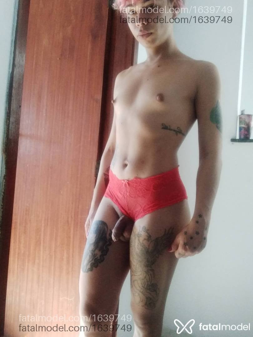 Acompanhante mulher trans com cabelo colorido de olhos mel - Beatriz