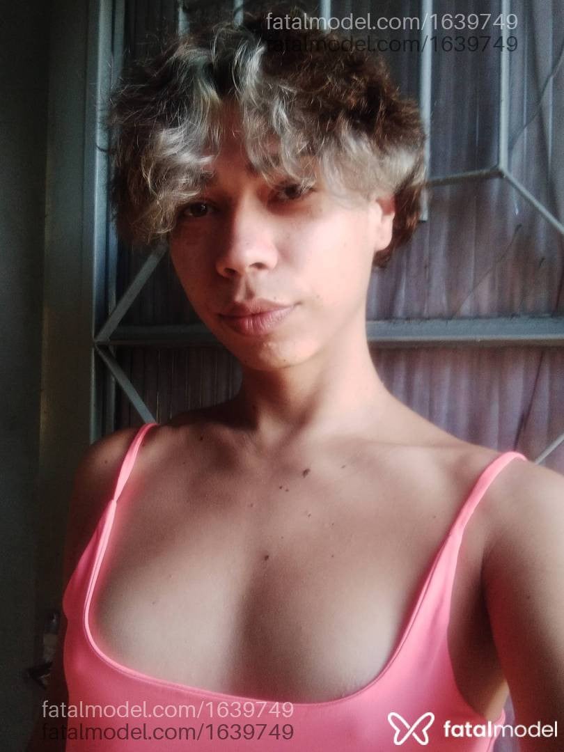 Acompanhante mulher trans com cabelo colorido de olhos mel - Beatriz