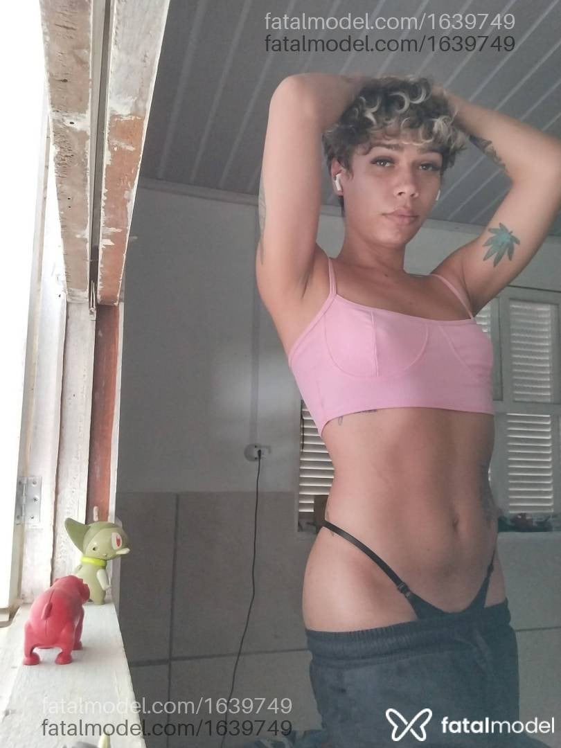 Acompanhante mulher trans com cabelo colorido de olhos mel em Virtual - Beatriz