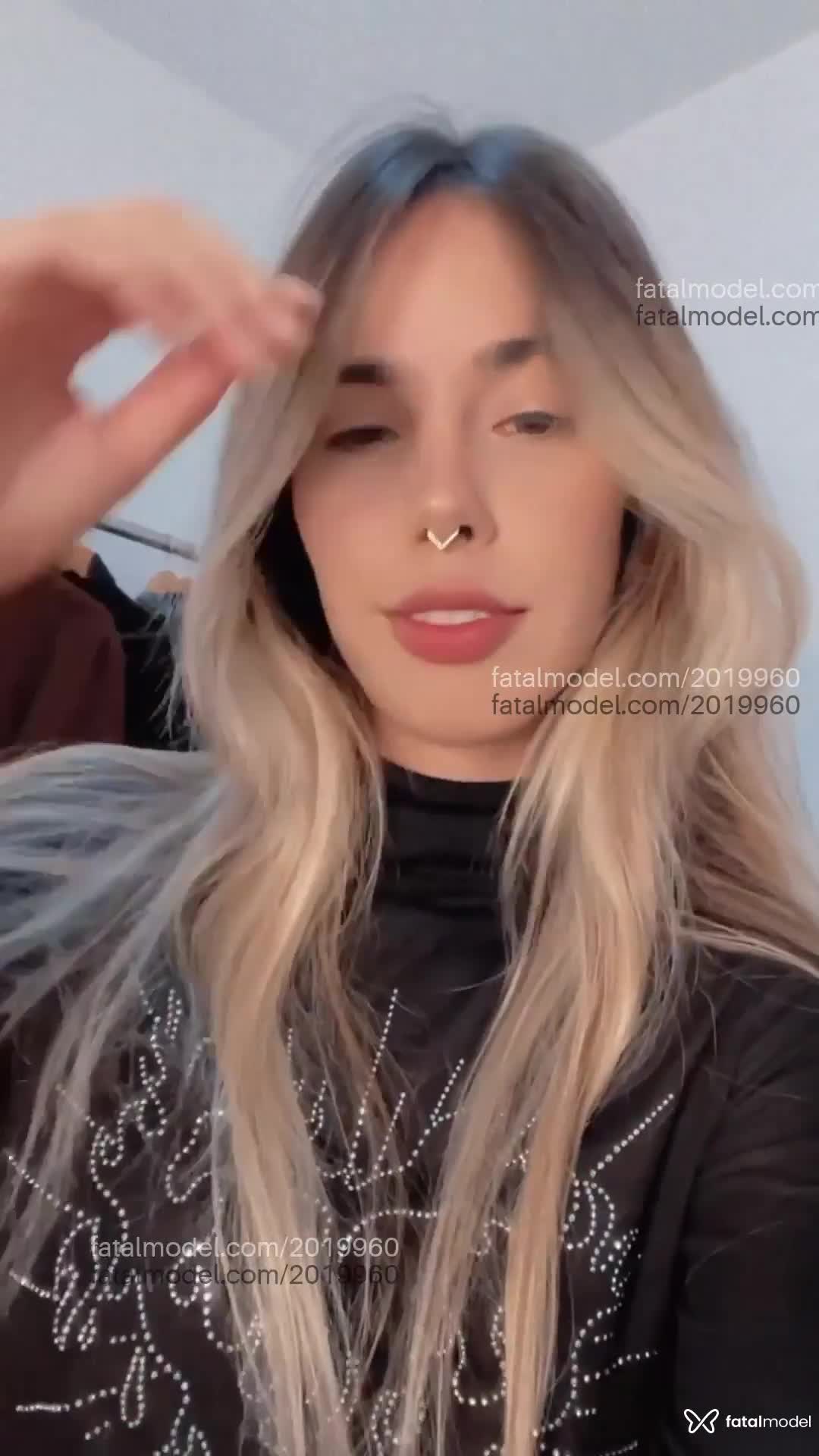 Acompanhante mulher loira (o) de olhos castanhos em Virtual - Elô Sweet