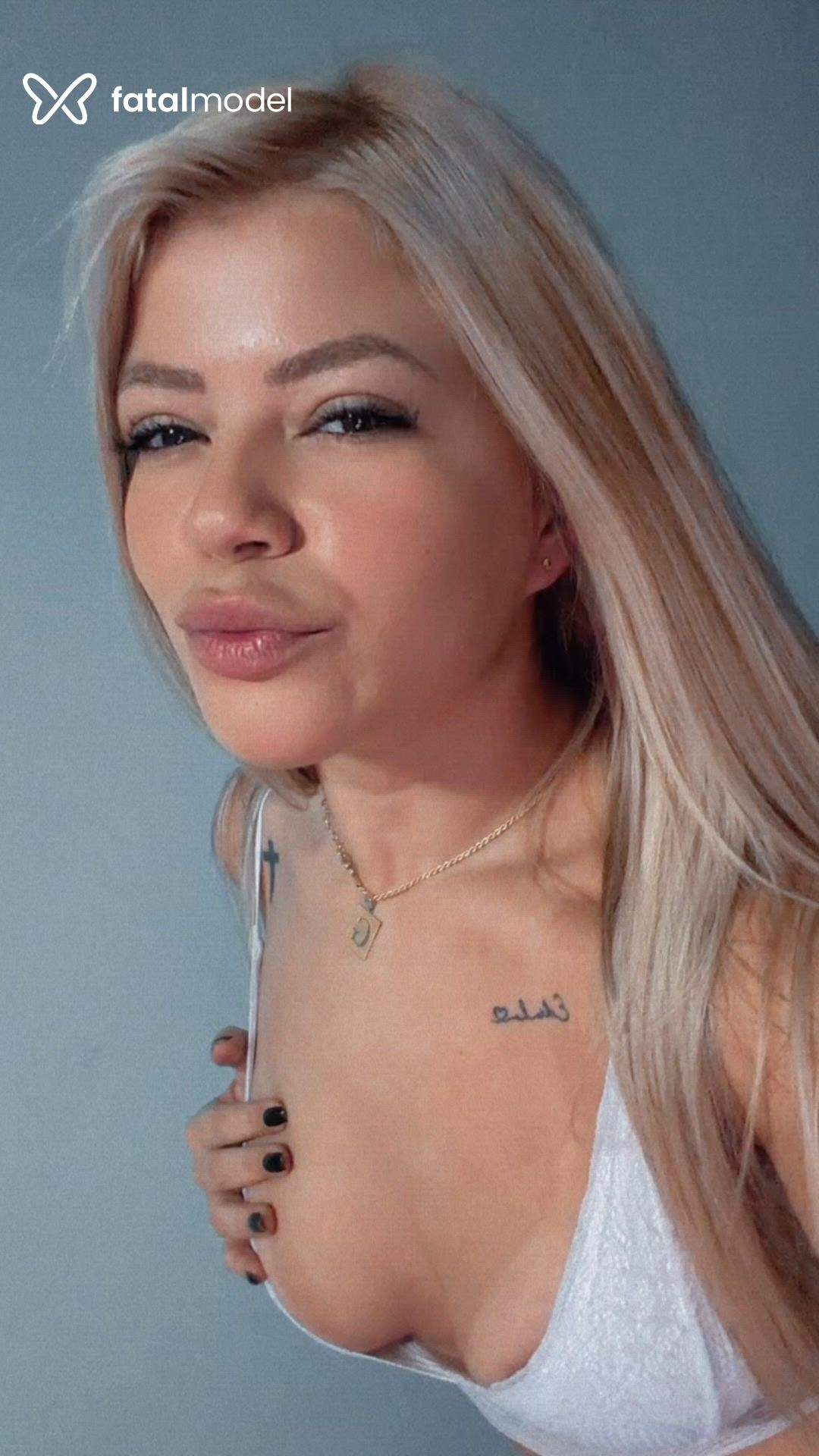 Acompanhante mulher loira (o) de olhos mel - Manuela Negrini