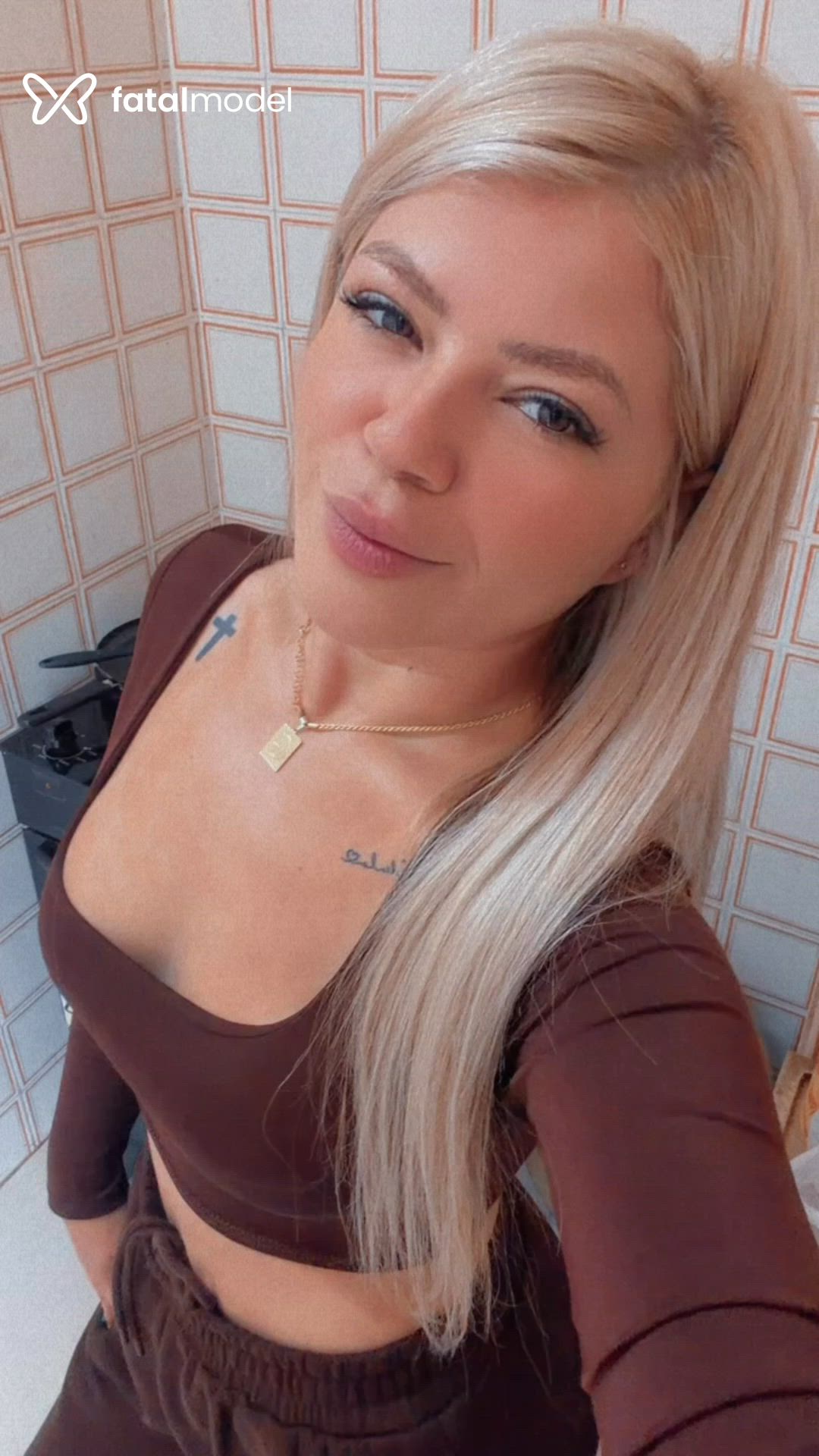 Acompanhante mulher loira (o) de olhos mel - Manuela Negrini