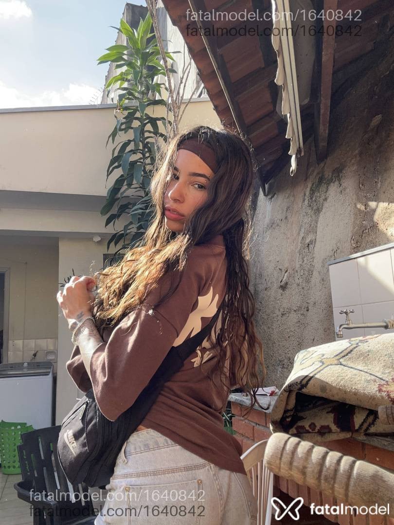 Acompanhante mulher com cabelo castanho de olhos castanhos em São Paulo - Gabriela Valbão