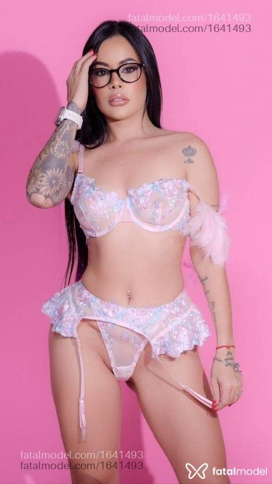 Acompanhante mulher com cabelo castanho de olhos castanhos - Bruna Queiroz