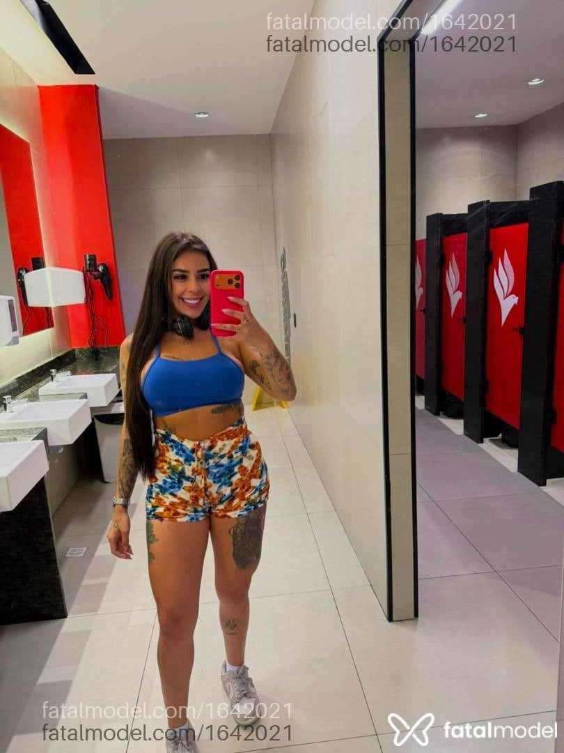 Acompanhante mulher morena (o) de olhos pretos - Giovanna Salles