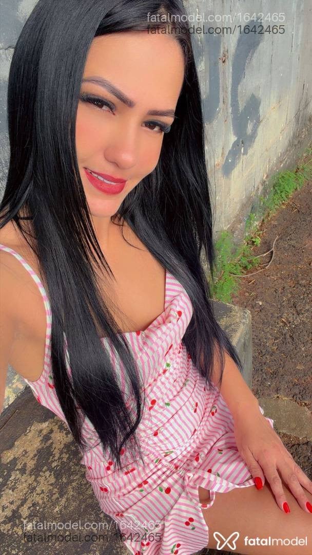 Acompanhante mulher morena (o) de olhos pretos - Bia Lopes