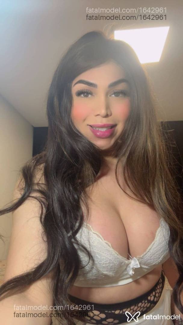 Acompanhante mulher trans com cabelo castanho de olhos castanhos - Roberta