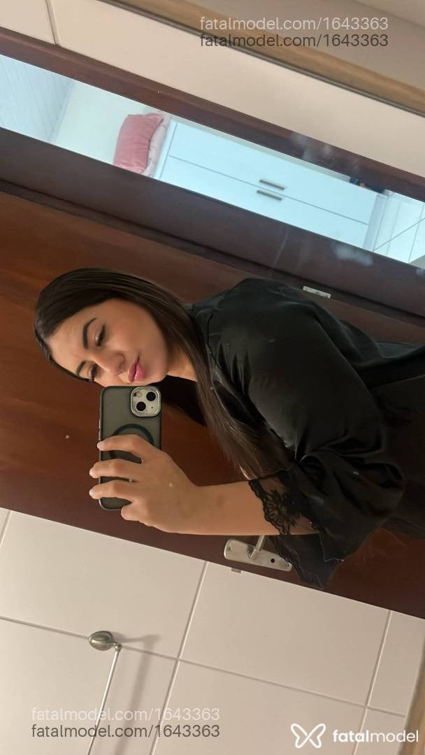 Acompanhante mulher morena (o) de olhos pretos - Cristal Royal