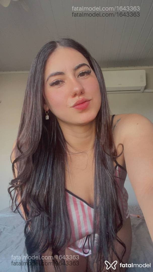 Acompanhante mulher morena (o) de olhos pretos - Cristal Royal