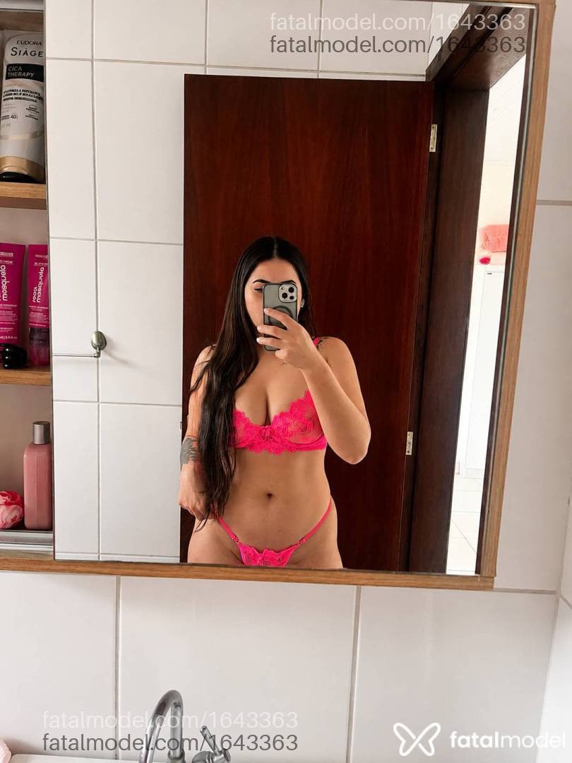 Acompanhante mulher morena (o) de olhos pretos - Cristal Royal
