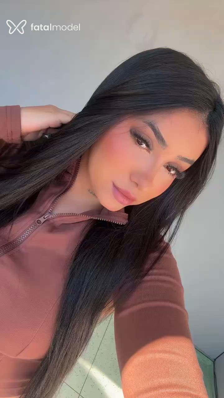 Acompanhante mulher morena (o) de olhos mel - Helena Acompanhante mulher morena (o) de olhos mel - Helena