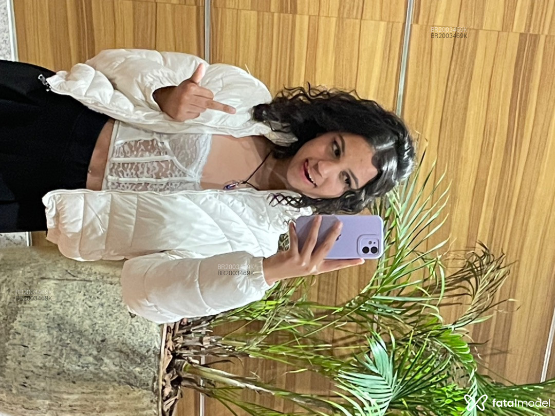 Acompanhante mulher com cabelo colorido de olhos castanhos em Virtual - Mia Mely