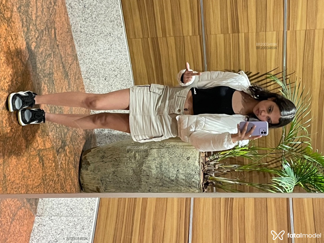 Acompanhante mulher com cabelo colorido de olhos castanhos em Virtual - Mia Mely