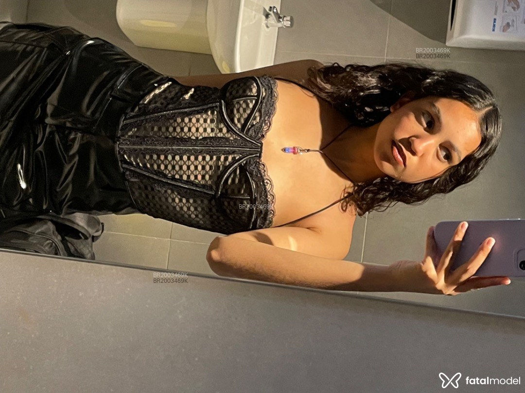 Acompanhante mulher com cabelo colorido de olhos castanhos em Virtual - Mia Mely