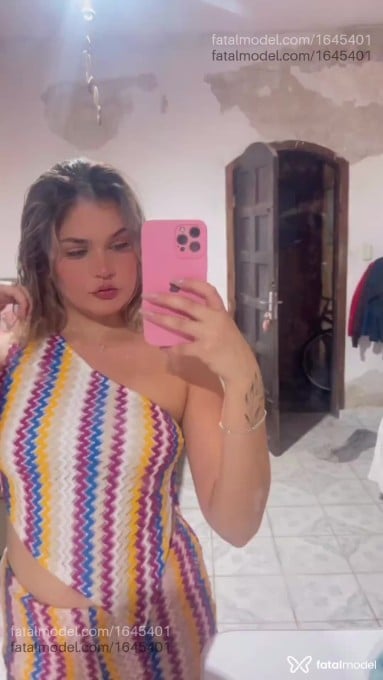 Acompanhante mulher loira (o) de olhos castanhos - Júlia Ferreira