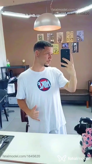 Acompanhante homem com cabelo castanho de olhos castanhos - Don Juan Acompanhante homem com cabelo castanho de olhos castanhos - Don Juan