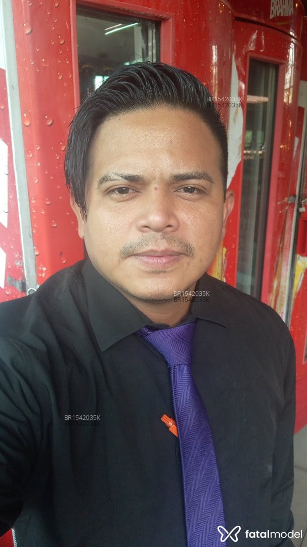 Acompanhante homem morena (o) de olhos castanhos - Pretinho