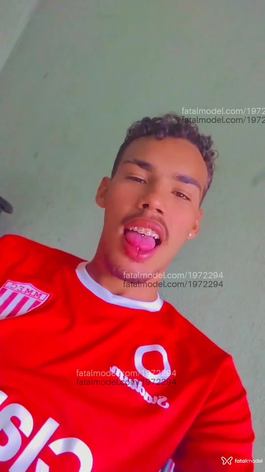 Acompanhante não-binário com cabelo castanho de olhos mel em Uberlândia - Vitinho