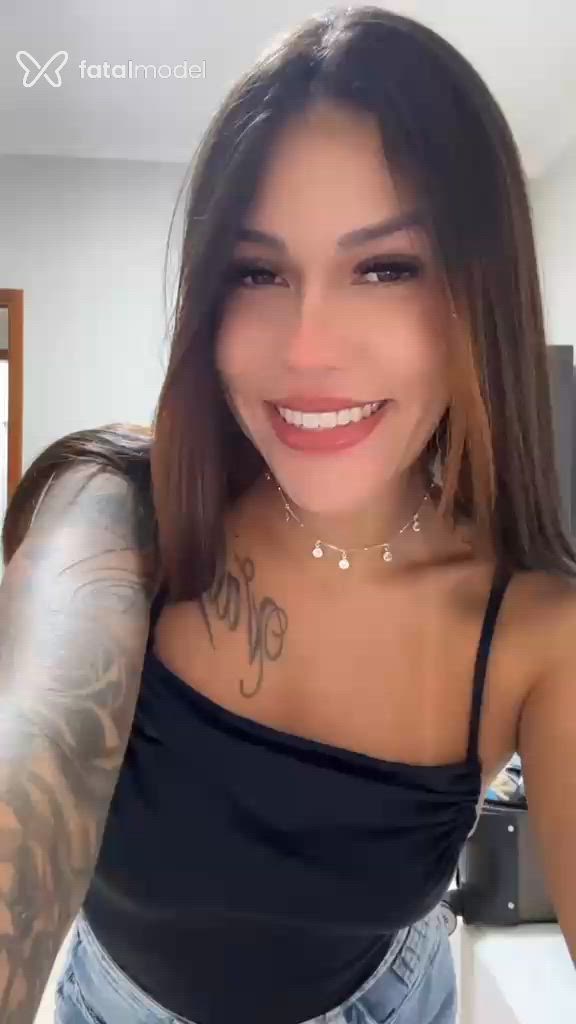 Acompanhante mulher com cabelo castanho de olhos mel - Louise Acompanhante mulher com cabelo castanho de olhos mel - Louise