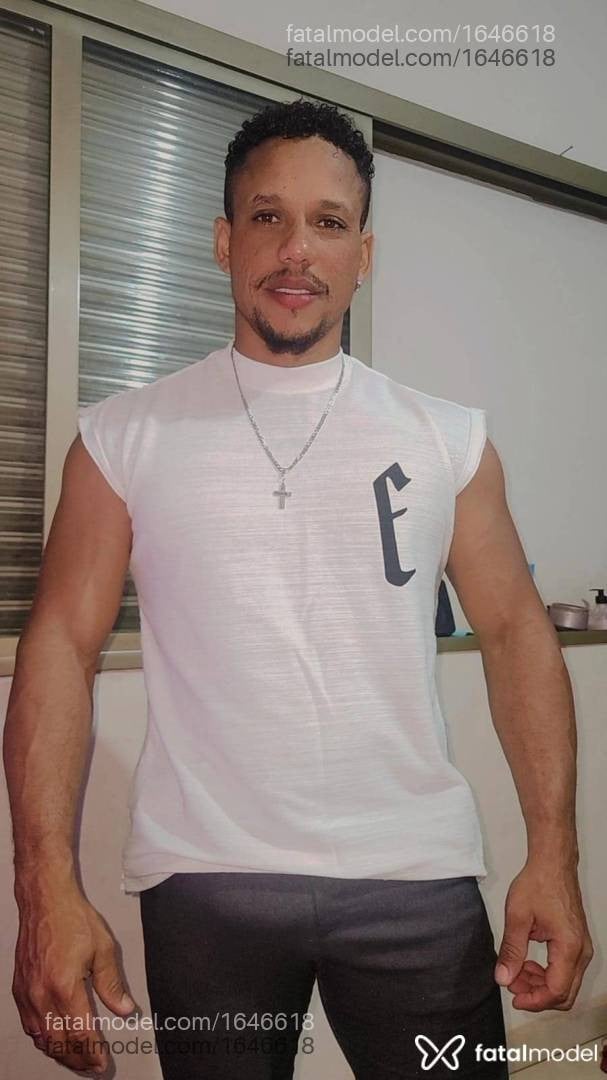 Acompanhante homem com cabelo castanho de olhos mel - Jotapê