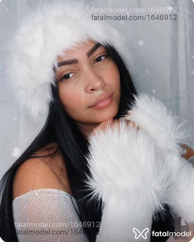 Acompanhante mulher loira (o) de olhos pretos - Juju Santos