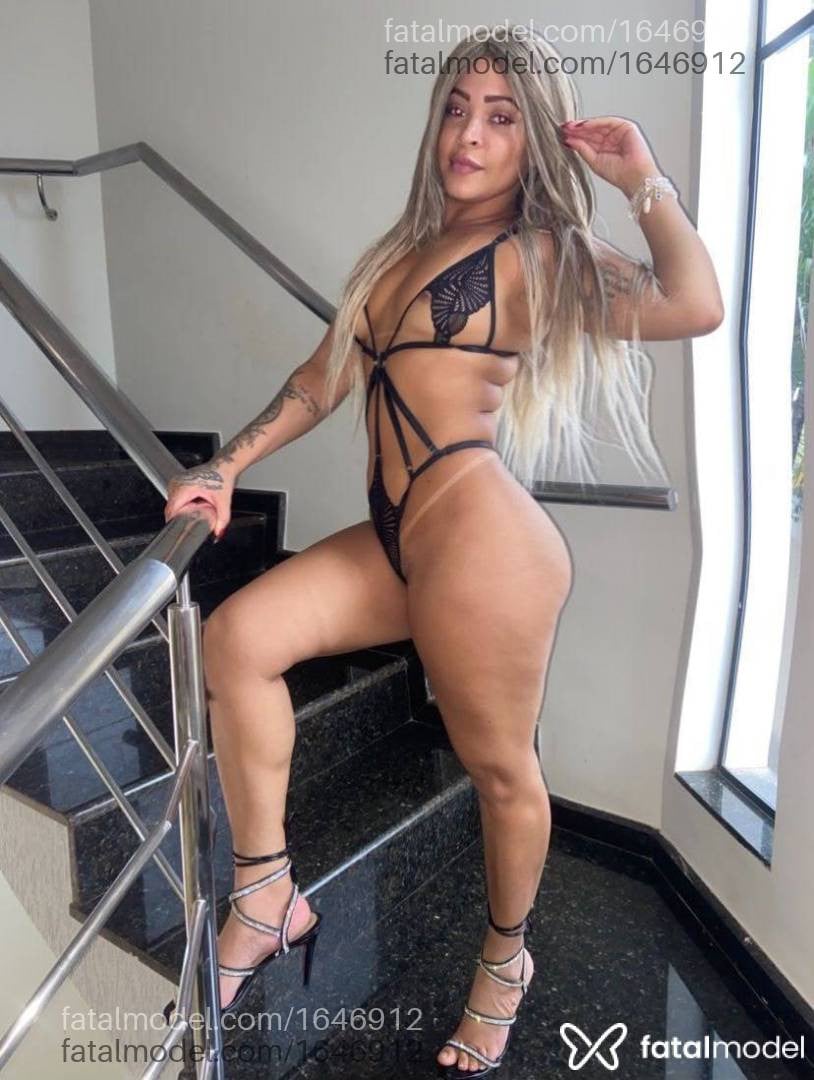 Acompanhante mulher loira (o) de olhos pretos - Juju Santos